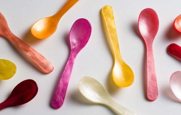 G.F. Heim Söhne Eierlöffel Acrylglas Perlmutt Optik Himbeere