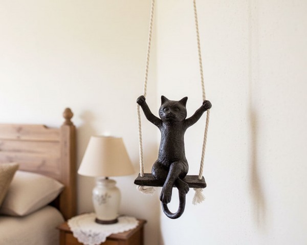Hängende Figur Katze auf Schaukel Katzenfigur Dekofigur zum Aufhängen Schwarz