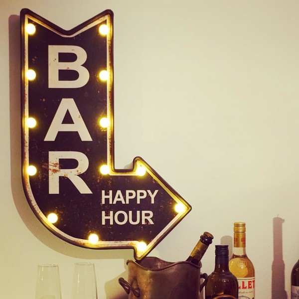 Wandleuchte BAR HAPPY HOUR mit LED Beleuchtung Wegweiser Vintage Leuchtdeko