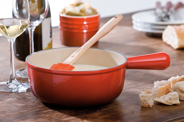 Le Creuset Schwenkkasserolle Caquelon Fonduetopf Gusseisen Kirschrot 24cm