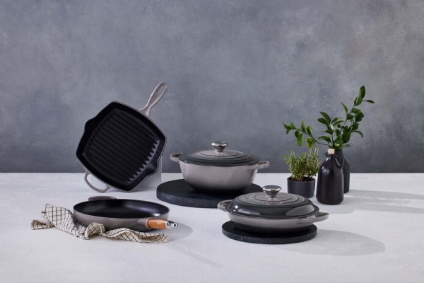 Le Creuset Bratpfanne mit Holzgriff Signature Gusseisen Flint Grau 28cm