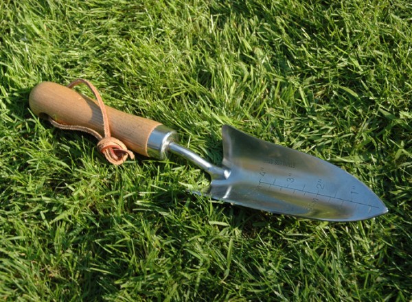 Blumenkelle Umpflanzkelle Gartenschaufel Edelstahl mit Skala