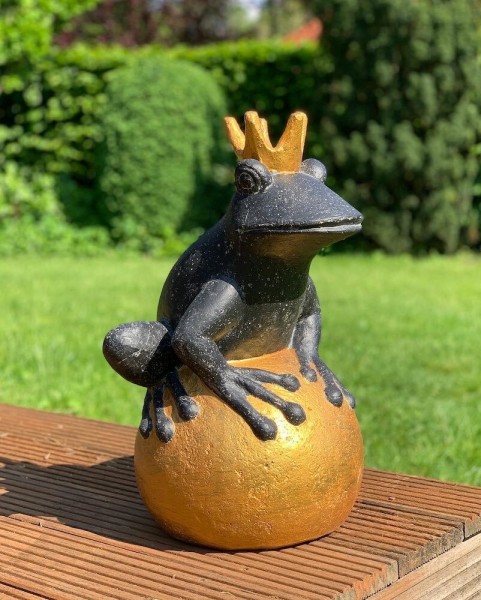 Gartenfigur Froschkönig Groß XXL Figur Frosch Goldene Kugel Guss-Stein 70 cm