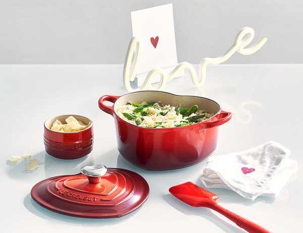 Le Creuset Herzbräter mit Herzknopf Gusseisen Kirschrot