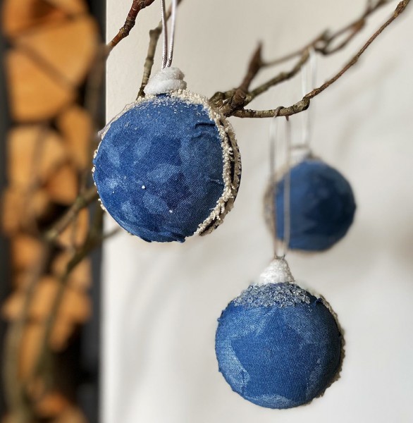 Christbaumkugeln 3er Set Denim Blue Jeans Stoff Blau mit Schnee Bruchfest 8cm